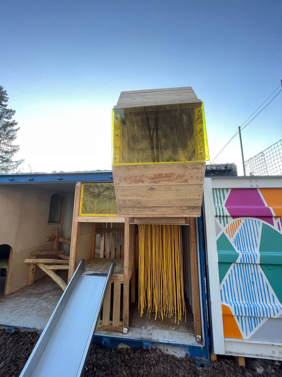 Как в Непале или Бразилии. В Украине появляются необычные детские площадки: первые фото